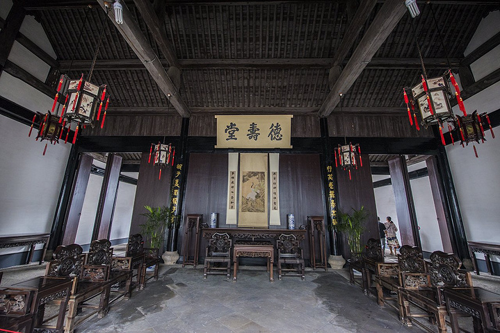 三味书屋是清末绍兴城里著名私塾。在这里,还有越剧表演,有绍兴特色的乌篷船载你游水乡